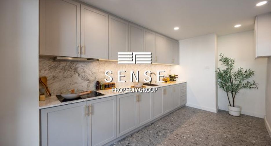 For sale 3 bedrooms condo in Khlong Toei, Bangkok