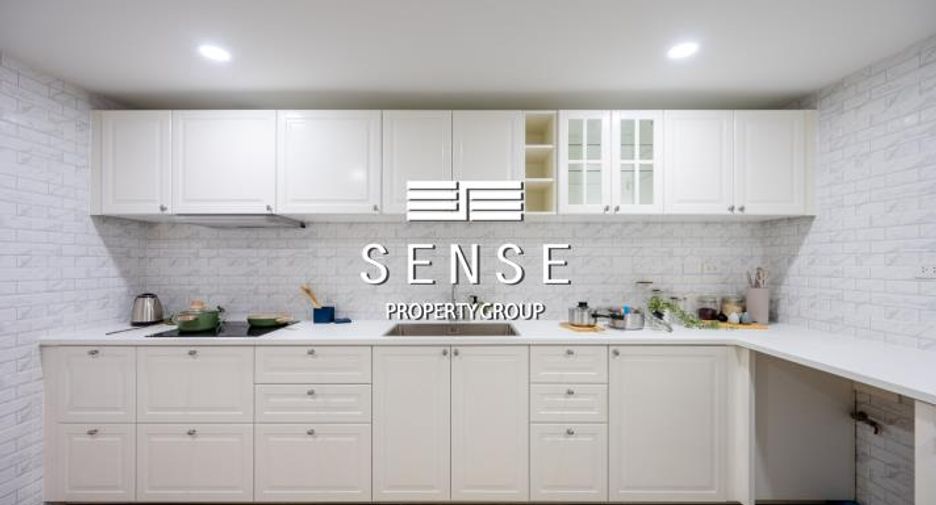 For sale 3 bedrooms condo in Khlong Toei, Bangkok