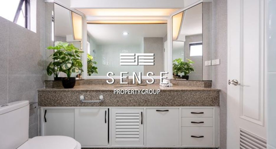 For sale 3 bedrooms condo in Khlong Toei, Bangkok