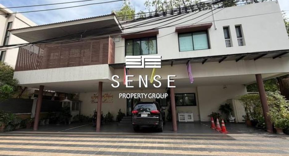 For rent 3 bedrooms condo in Khlong Toei, Bangkok