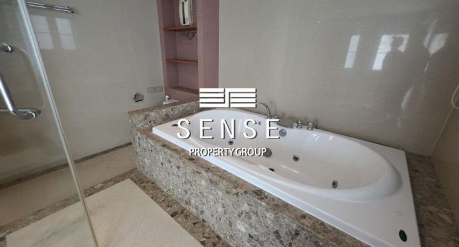For rent 4 bedrooms house in Khlong Toei, Bangkok