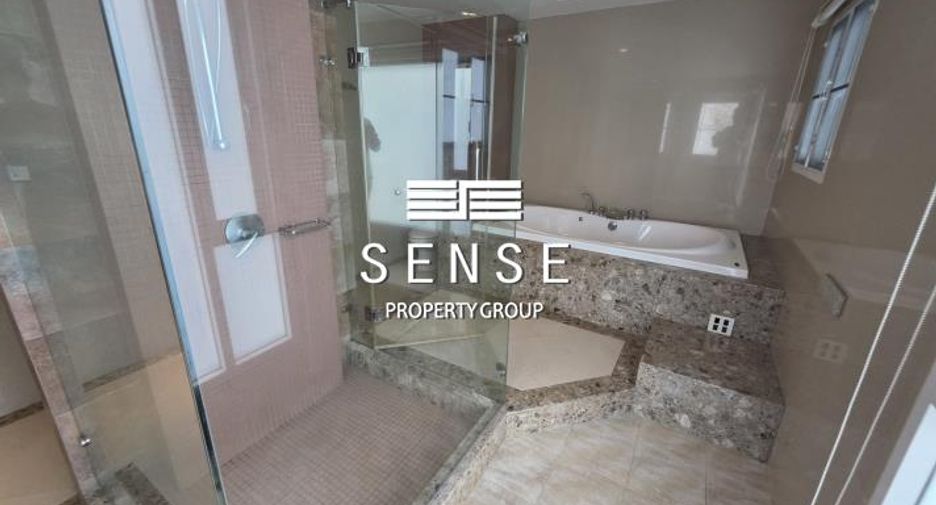 For rent 4 bedrooms house in Khlong Toei, Bangkok
