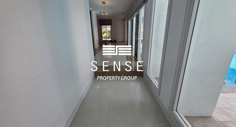 For rent 4 bedrooms house in Khlong Toei, Bangkok
