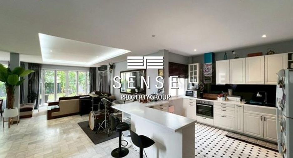 For rent 5 bedrooms house in Phra Khanong, Bangkok