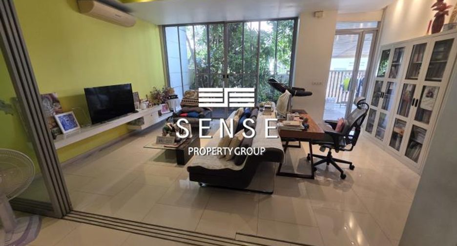 For rent 4 bedrooms townhouse in Watthana, Bangkok