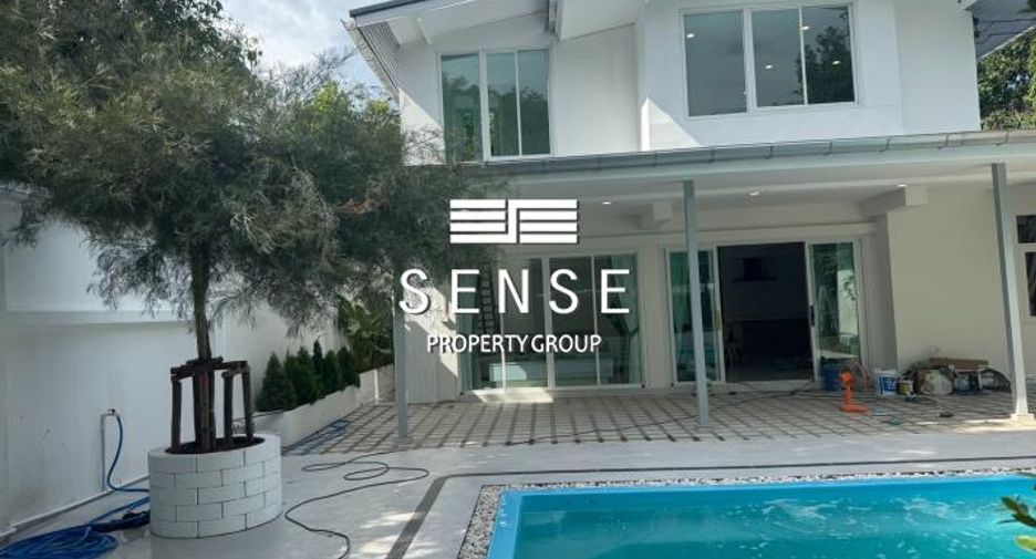 For rent 4 bedrooms house in Phra Khanong, Bangkok