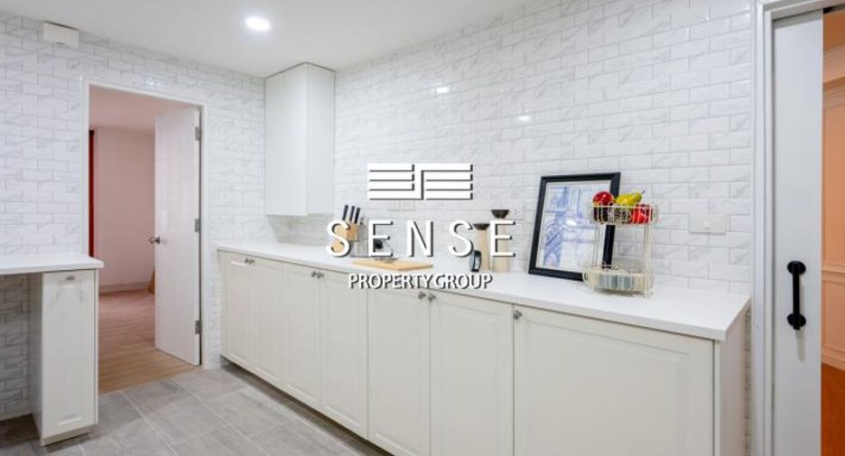 For sale 3 bedrooms condo in Khlong Toei, Bangkok