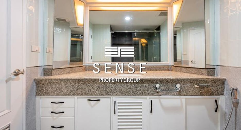 For sale 3 bedrooms condo in Khlong Toei, Bangkok