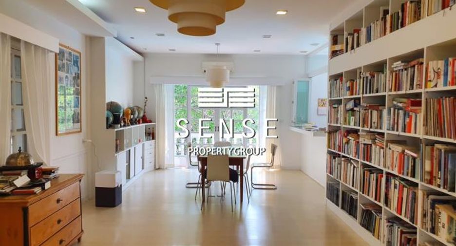 For rent 4 bedrooms townhouse in Watthana, Bangkok
