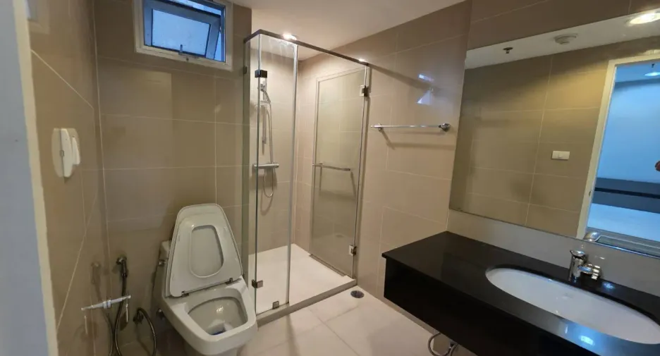 For sale and for rent 3 bedrooms condo in Huai Khwang, Bangkok