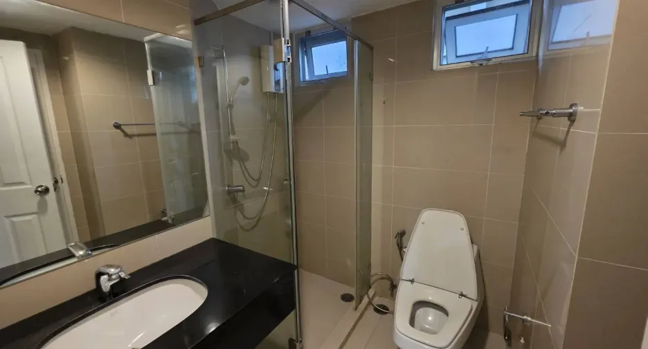 For sale and for rent 3 bedrooms condo in Huai Khwang, Bangkok