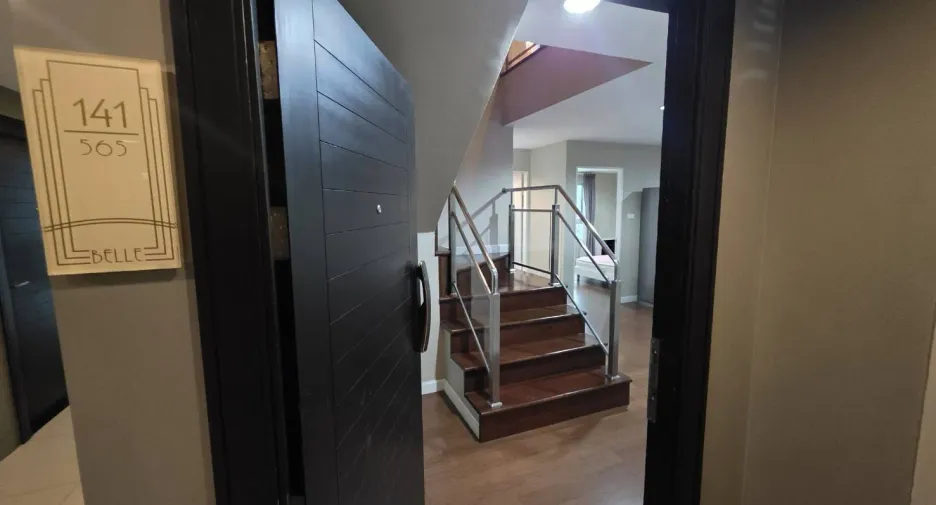 For sale and for rent 3 bedrooms condo in Huai Khwang, Bangkok