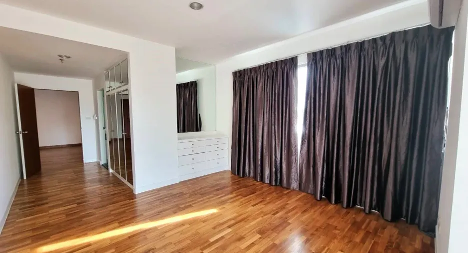For rent 3 bedrooms apartment in Sathon, Bangkok