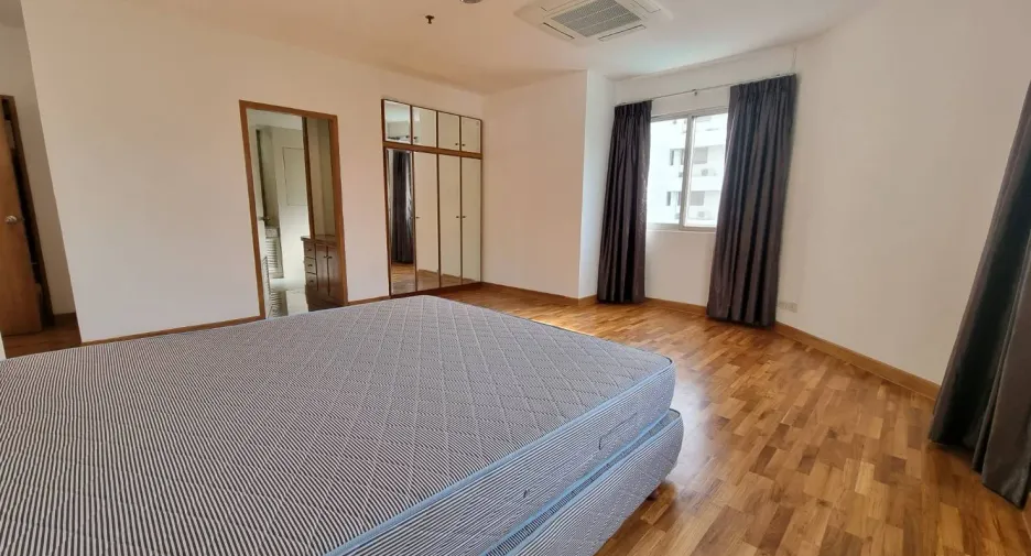 For rent 3 bedrooms apartment in Sathon, Bangkok
