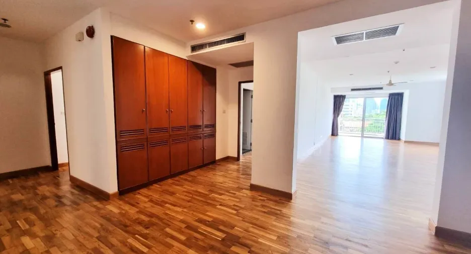 For rent 3 bedrooms apartment in Sathon, Bangkok