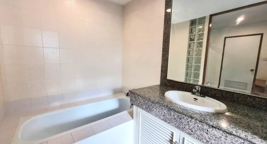 For rent 3 bedrooms apartment in Sathon, Bangkok
