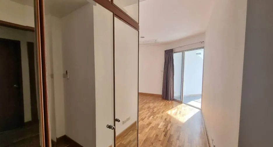 For rent 3 bedrooms apartment in Sathon, Bangkok