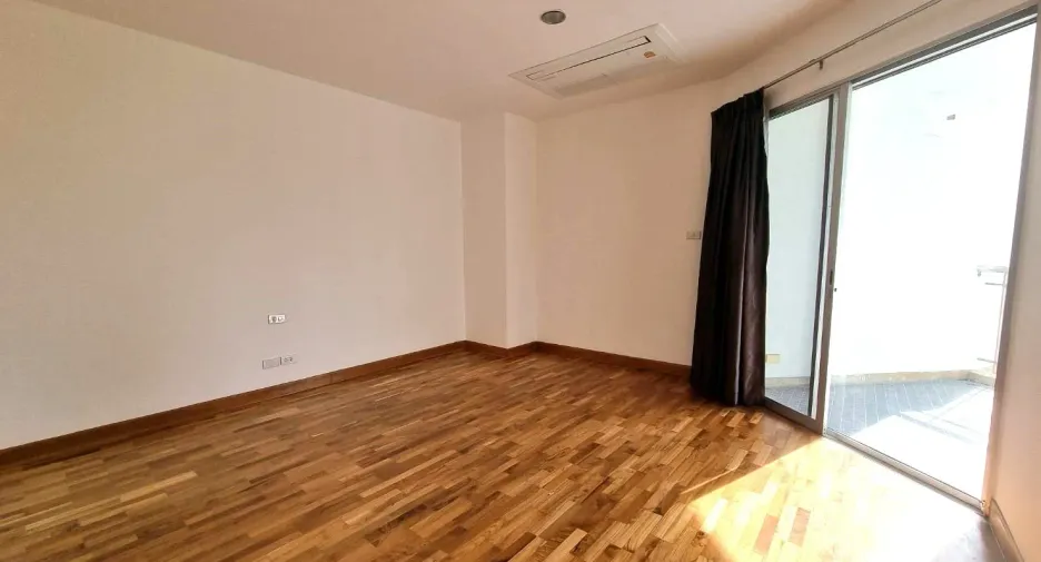 For rent 3 bedrooms apartment in Sathon, Bangkok