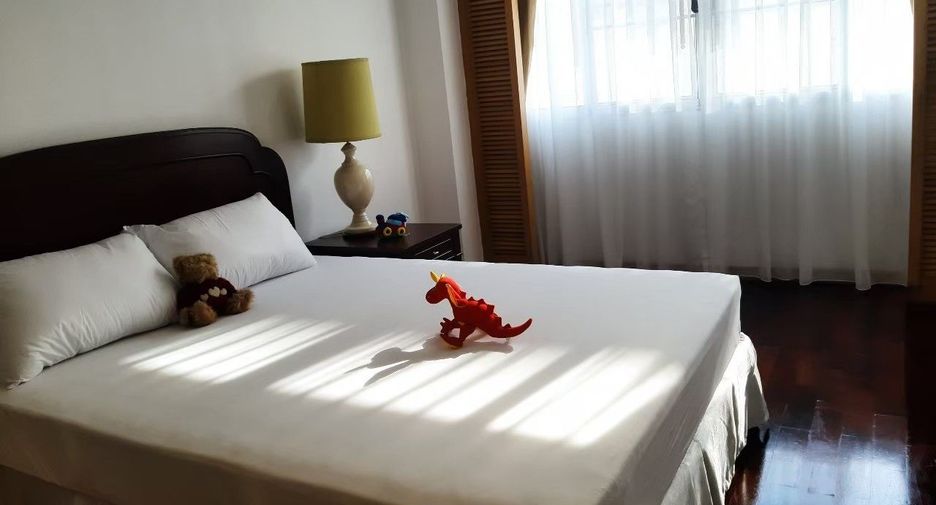 For rent 3 bedrooms apartment in Sathon, Bangkok