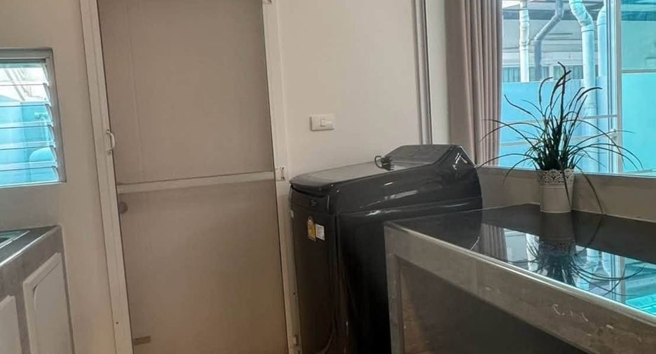For rent 3 bedrooms townhouse in Bang Phli, Samut Prakan