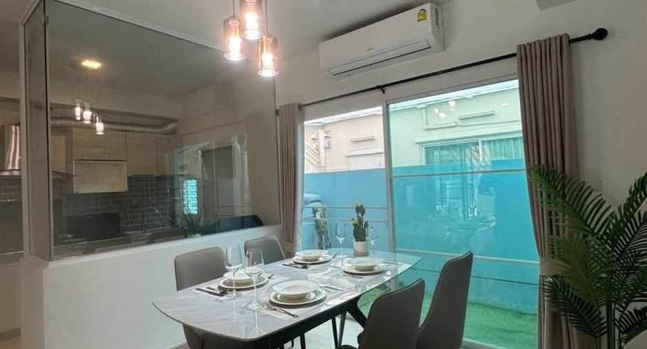 For rent 3 bedrooms townhouse in Bang Phli, Samut Prakan