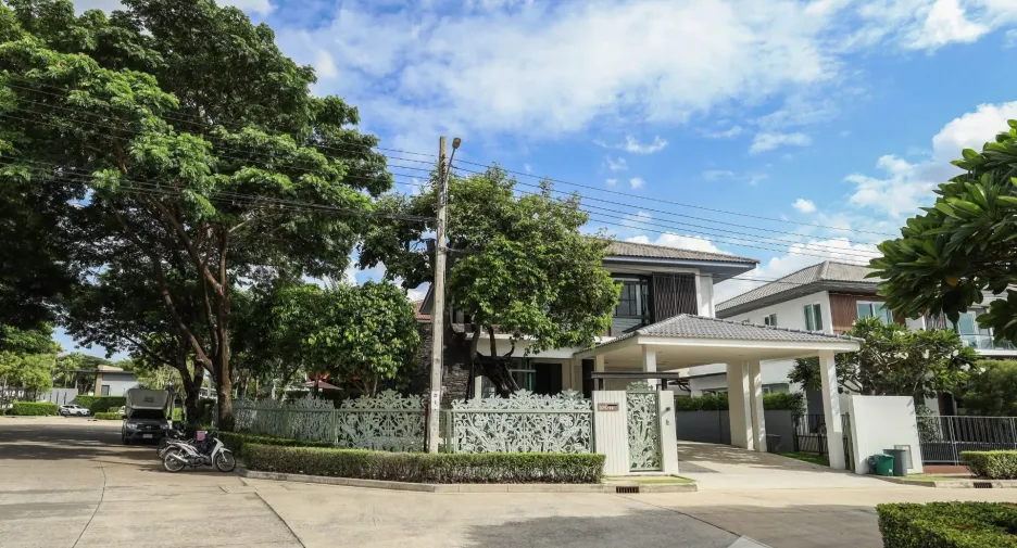 For rent 4 bedrooms house in Bang Khae, Bangkok