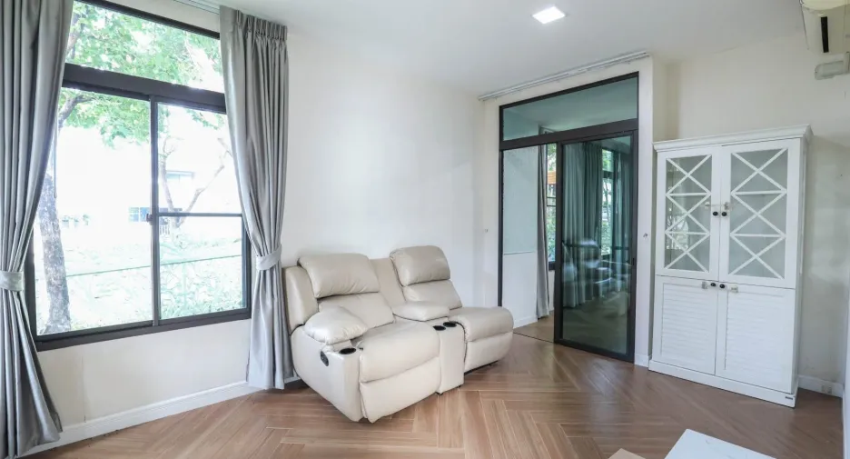 For rent 4 bedrooms house in Bang Khae, Bangkok