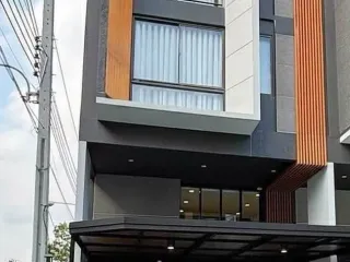 À louer 3 chambres maison de ville à Suan Luang, Bangkok