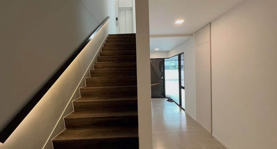 For rent 4 bedrooms house in Saphan Sung, Bangkok