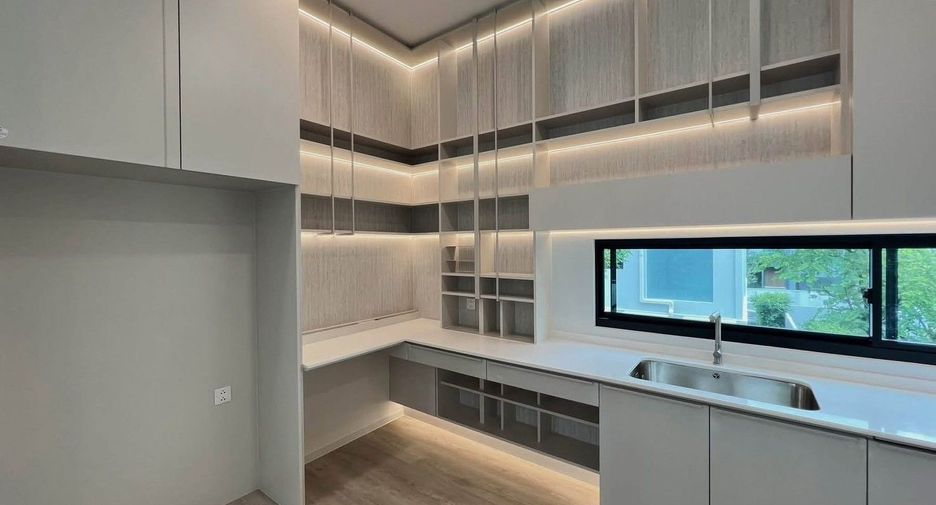 For rent 4 bedrooms house in Saphan Sung, Bangkok
