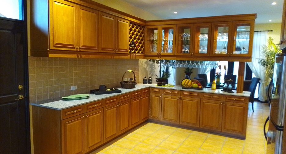 Villa zum Kauf mit 5 Zimmer in Bang Lamung, Chonburi