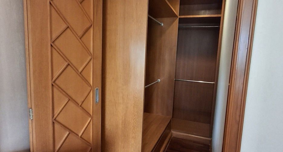 For rent 3 bedrooms apartment in Pathum Wan, Bangkok