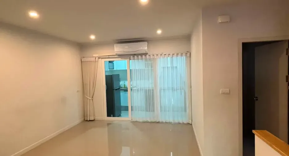 For rent 3 bedrooms townhouse in Bang Lamung, Chonburi