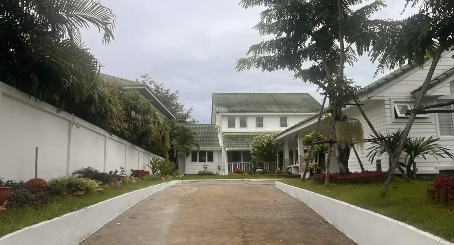 For rent 3 bedrooms villa in Cha Am, Phetchaburi