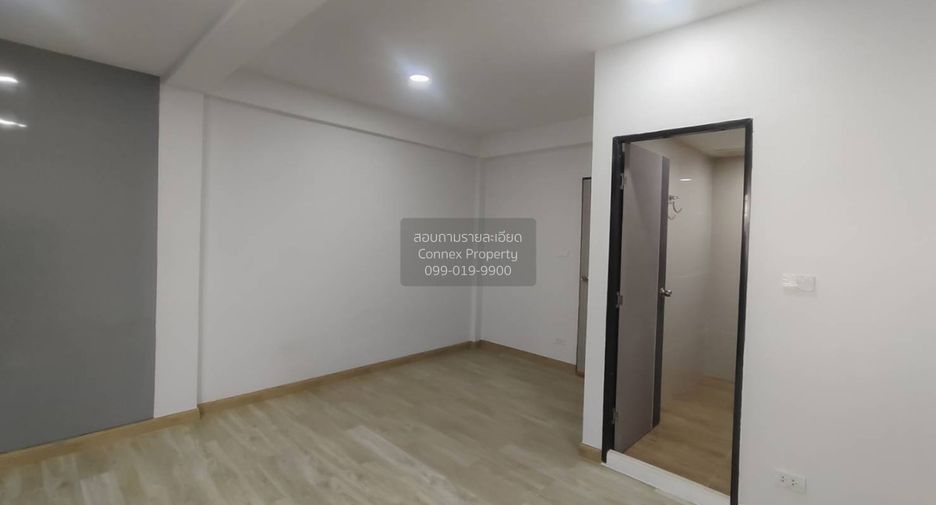 For sale 4 bedrooms townhouse in Wang Thonglang, Bangkok