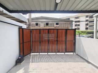 For sale 4 bedrooms townhouse in Wang Thonglang, Bangkok
