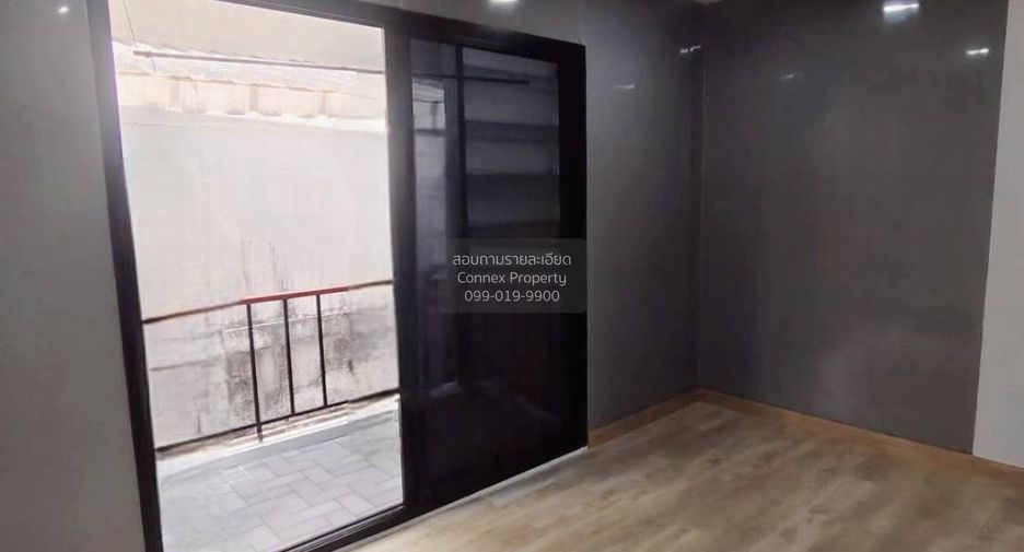 For sale 4 bedrooms townhouse in Wang Thonglang, Bangkok