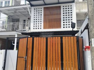 For sale 4 bedrooms townhouse in Wang Thonglang, Bangkok