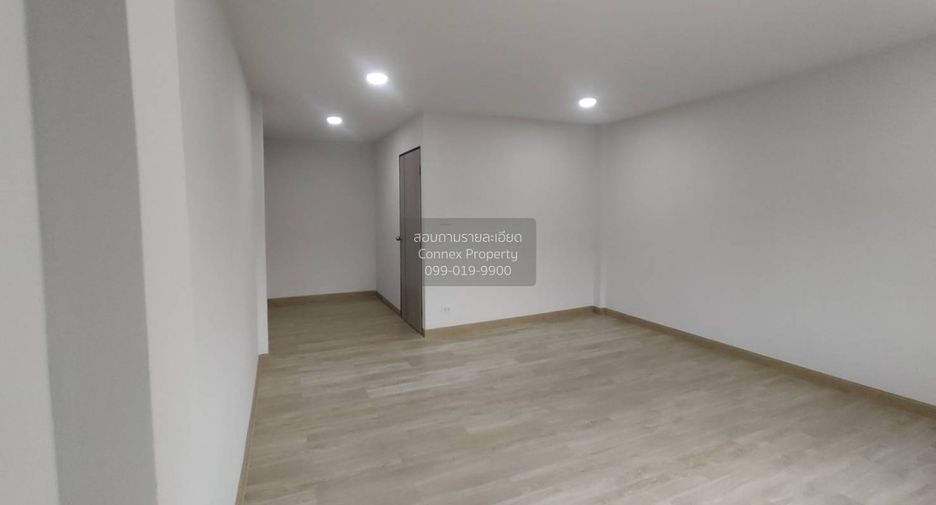 For sale 4 bedrooms townhouse in Wang Thonglang, Bangkok