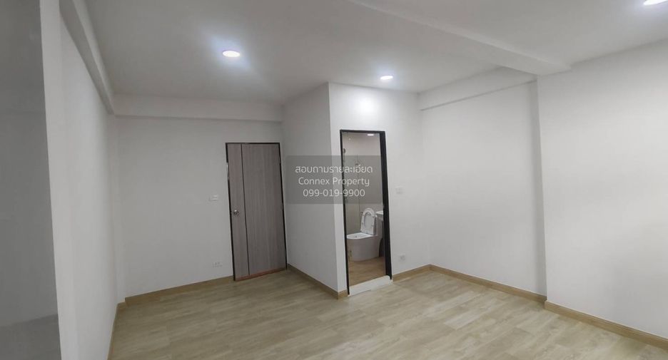 For sale 4 bedrooms townhouse in Wang Thonglang, Bangkok