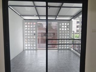 For sale 4 bedrooms townhouse in Wang Thonglang, Bangkok