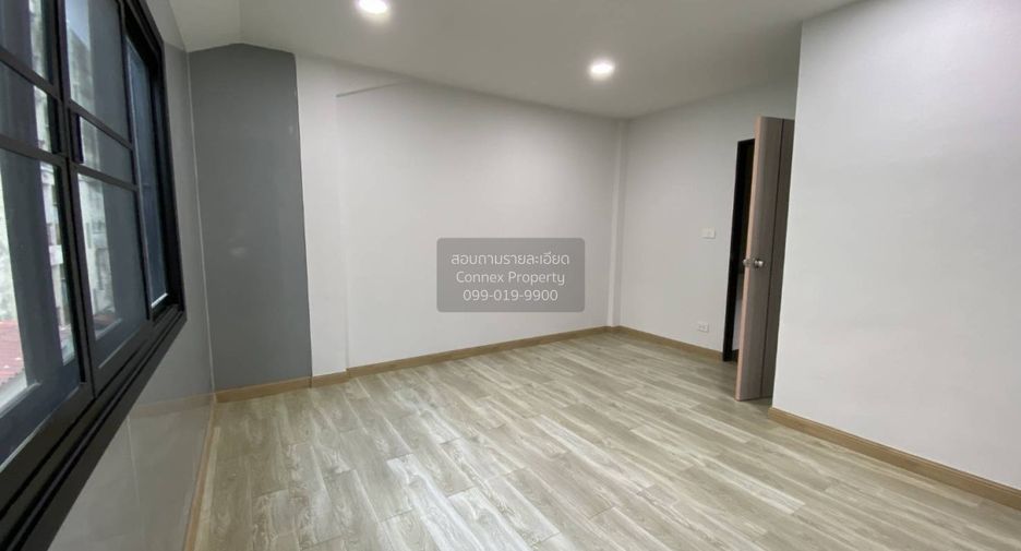 For sale 4 bedrooms townhouse in Wang Thonglang, Bangkok