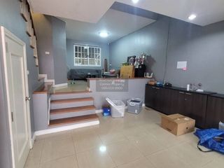 Casa adosada en venta de 3 habitaciones en Bang Kapi, Bangkok