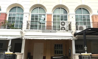 Casa adosada en venta de 3 habitaciones en Bang Kapi, Bangkok