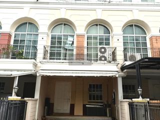 Casa adosada en venta de 3 habitaciones en Bang Kapi, Bangkok