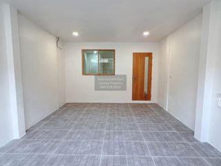 Casa adosada en venta de 2 habitaciones en Bang Kapi, Bangkok