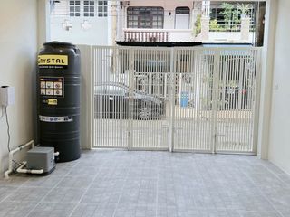 Casa adosada en venta de 2 habitaciones en Bang Kapi, Bangkok