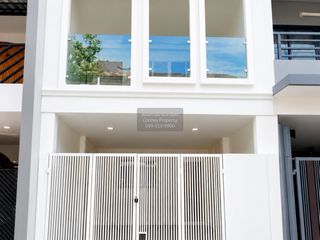 Casa adosada en venta de 2 habitaciones en Bang Kapi, Bangkok