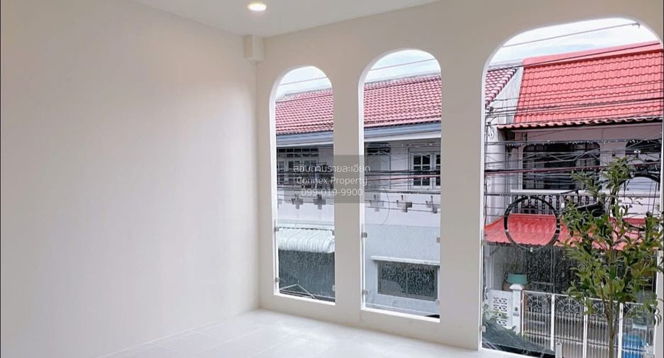 Casa adosada en venta de 2 habitaciones en Bang Kapi, Bangkok