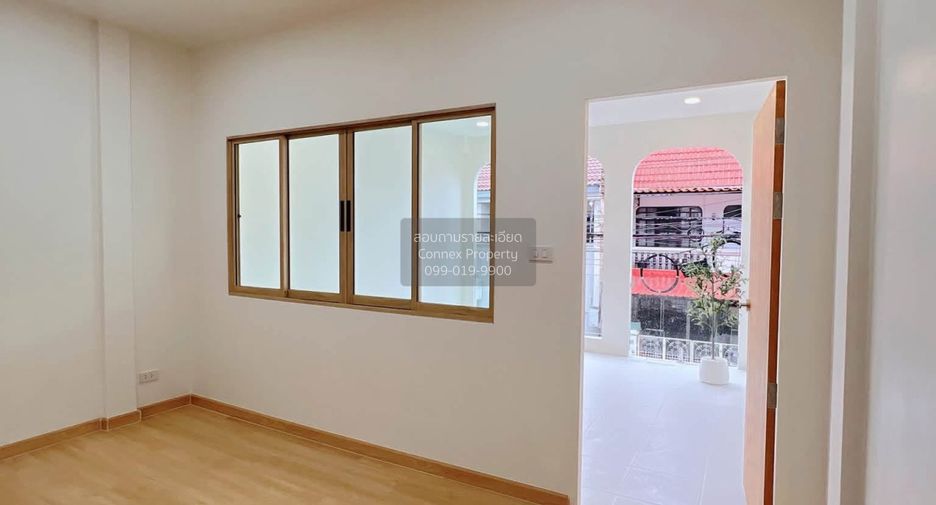 Casa adosada en venta de 2 habitaciones en Bang Kapi, Bangkok